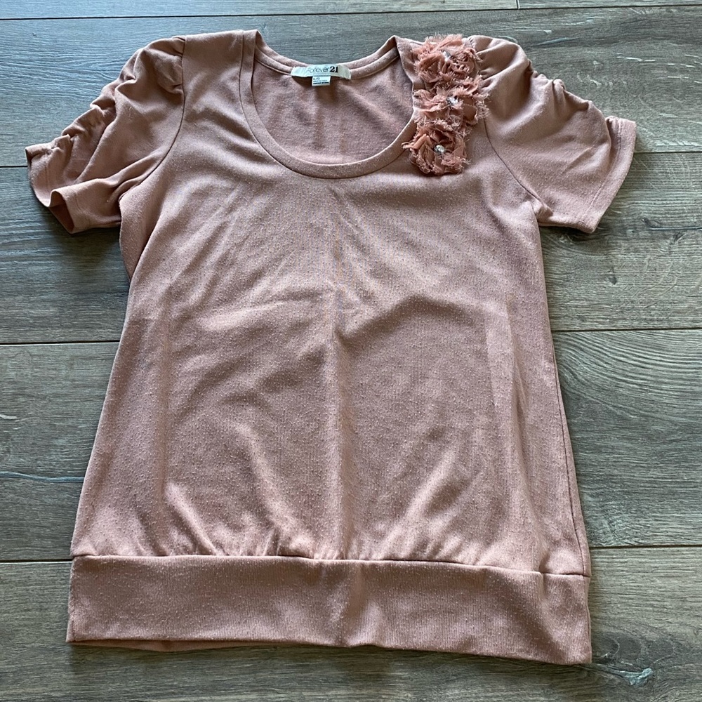 Rue21 pink scoop neck shirt. Ruched sleeves sz Lg